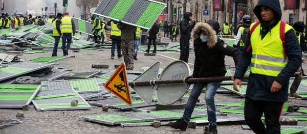 السترات الصفراء - مظاهرات و احتجاجات باريس ضد ارتفاع أسعار البنزين، والمطالبة بخفض ضريبة البنزين، نوفمبر/ تشرين الثاني 2018 - سبوتنيك عربي