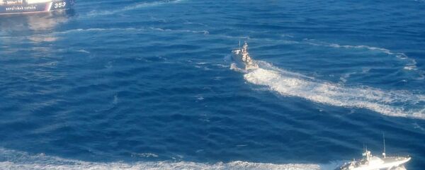 صورة توضح سفن حرس الحدود الروسية توقف سفن البحرية الحربية الأوكرانية التي حاولت عبور مضيق كيرتش من أوديسا على البحر الأسود إلى مريوبل على بحر آزوف، القرم، 25 نوفمبر/ تشرين الثاني 2018 - سبوتنيك عربي