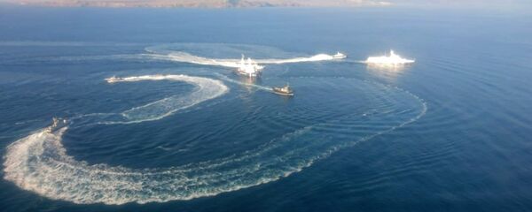 صورة توضح سفن حرس الحدود الروسية توقف سفن البحرية الحربية الأوكرانية التي حاولت عبور مضيق كيرتش من أوديسا على البحر الأسود إلى مريوبل على بحر آزوف، القرم، 25 نوفمبر/ تشرين الثاني 2018 - سبوتنيك عربي