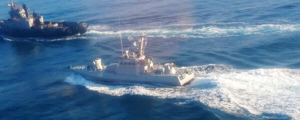 صورة توضح سفن حرس الحدود الروسية توقف سفن البحرية الحربية الأوكرانية التي حاولت عبور مضيق كيرتش من أوديسا على البحر الأسود إلى مريوبل على بحر آزوف، القرم، 25 نوفمبر/ تشرين الثاني 2018 - سبوتنيك عربي