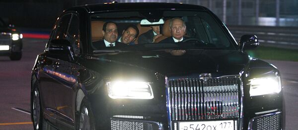 الرئيس الروسي فلاديمير بوتين يقود سيارته الجديدة برفقة الرئيس المصري عبدالفتاح السيسي، عام 2018 - سبوتنيك عربي