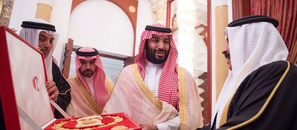 ولي عهد السعودية الأمير محمد بن سلمان يتسلم هدية من ملك البحرين حمد بن عيسى آل خليفة في المنامة، 26 نوفمبر/تشرين الثاني 2018 - سبوتنيك عربي