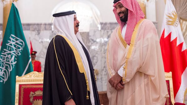 ولي عهد السعودية الأمير محمد بن سلمان يتحدث مع ملك البحرين حمد بن عيسى آل خليفة في المنامة، 26 نوفمبر/تشرين الثاني 2018 - سبوتنيك عربي