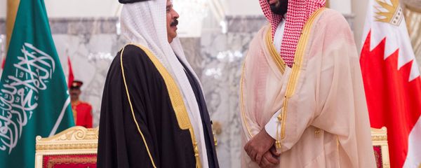 ولي عهد السعودية الأمير محمد بن سلمان يتحدث مع ملك البحرين حمد بن عيسى آل خليفة في المنامة، 26 نوفمبر/تشرين الثاني 2018 ولي عهد السعودية الأمير محمد بن سلمان يتحدث مع ملك البحرين حمد بن عيسى آل خليفة في المنامة، 26 نوفمبر/تشرين الثاني 2018 - سبوتنيك عربي