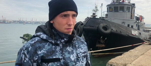 الوضع في مضيق كيرتش، القرم، روسيا - بحار إشارة بالسفينة المحتجزة نيكبول الأوكرانية، سيرغي تسيبيزوف - سبوتنيك عربي