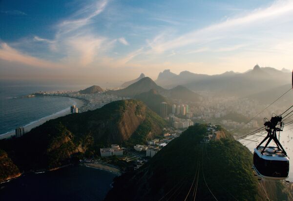 تلفريك يمر فوق  مدينة ريو دي جانيرو في البرازيل - سبوتنيك عربي