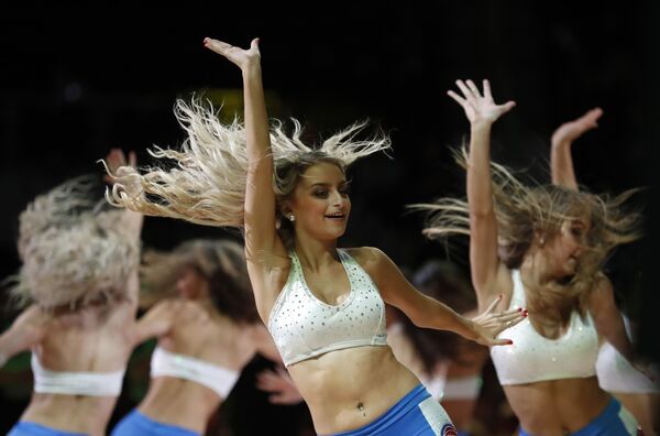 فريق التشجيع لنادي كرة السلة ديترويت بيستونز خلال استراحة بين الشوط الثاني في ألعاب إن بي إيه، 27 نوفمبر/ تشرين الثاني 2018 - سبوتنيك عربي