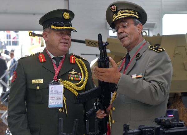 زوار معرض أرميا 2018 يتفقدون رشاش أ كا-308 - سبوتنيك عربي