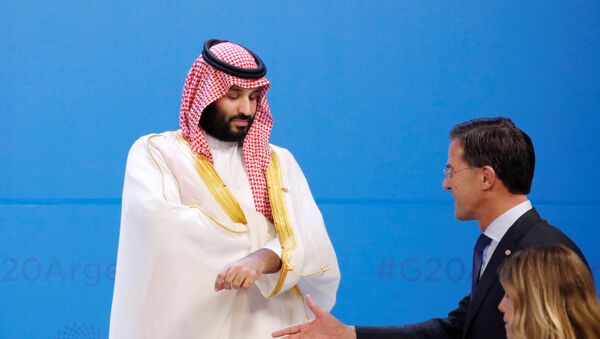 رئيس الوزراء الهولندي مارك روتي يومىء خلال حديثه مع شخص آخر بينما يسير متجاوزا ولي العهد السعودي محمد بن سلمان - سبوتنيك عربي