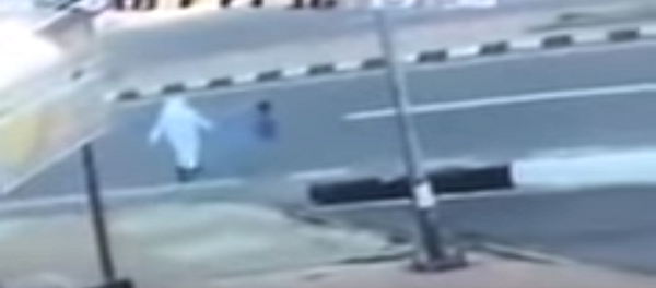 لحظة دهس سعودي ونجله في عسير - سبوتنيك عربي