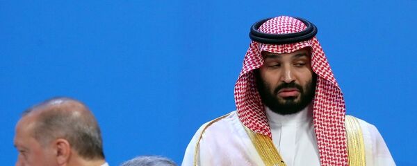 ولي العهد السعودي الأمير محمد بن سلمان وأمامه الرئيس التركي رجب طيب أردوغان في قمة العشرين - سبوتنيك عربي