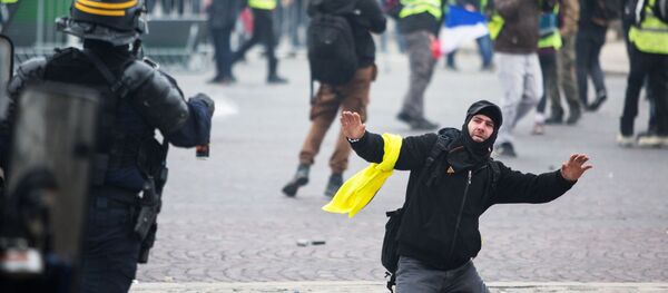 السترات الصفراء - مظاهرات و احتجاجات باريس ضد ارتفاع أسعار البنزين، والمطالبة بخفض ضريبة البنزين، ديسبمر/ كانون الأول 2018 السترات الصفراء - مظاهرات و احتجاجات باريس ضد ارتفاع أسعار البنزين، والمطالبة بخفض ضريبة البنزين، ديسبمر/ كانون الأول 2018 - سبوتنيك عربي