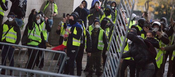 السترات الصفراء - مظاهرات و احتجاجات باريس ضد ارتفاع أسعار البنزين، والمطالبة بخفض ضريبة البنزين، ديسبمر/ كانون الأول 2018 السترات الصفراء - مظاهرات و احتجاجات باريس ضد ارتفاع أسعار البنزين، والمطالبة بخفض ضريبة البنزين، ديسبمر/ كانون الأول 2018 - سبوتنيك عربي