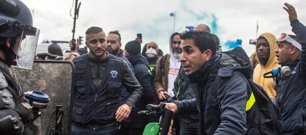 اضراب موظفي الإسعاف في فرنسا - مظاهرات و احتجاجات باريس ضد الإصلاح والتغيير فيما يخص تمويل مركبان النقل الطبي، ديسبمر/ كانون الأول 2018 - سبوتنيك عربي