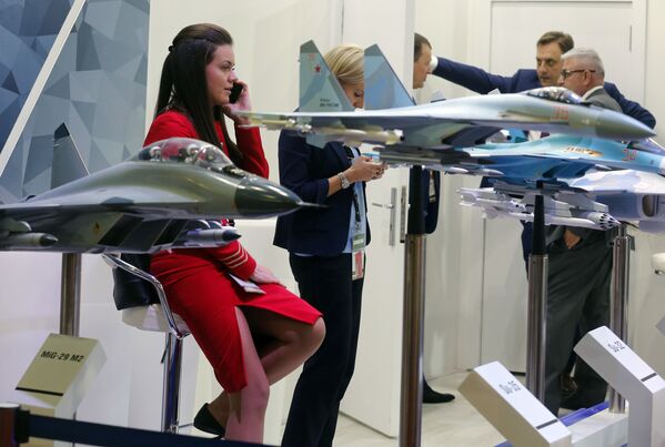 نماذج للطائرات الحربية الروسية في الجناح الروسي في معرض إيديكس 2018 في القاهرة، 3 ديسمبر/ كانون الأول 2018 - سبوتنيك عربي