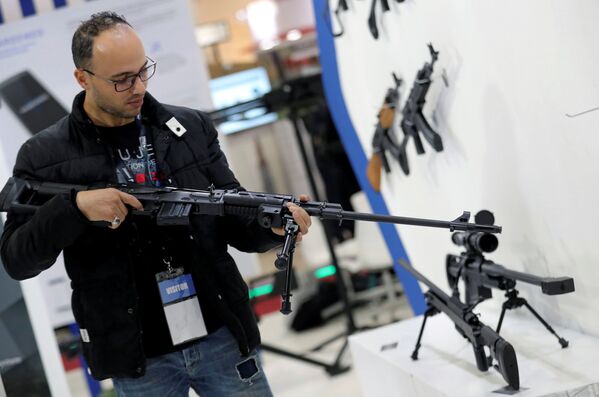 زائر يتفقد سلاحا في معرض إيديكس 2018 في القاهرة، 2018 - سبوتنيك عربي
