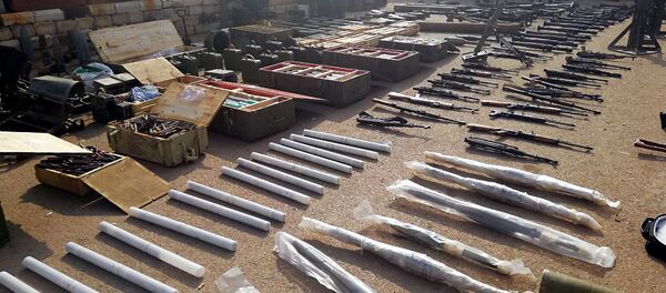 قوى الأمن السورية تعثر على مستودع يحوي كميات كبيرة من الأسلحة المتنوعة، بينها طائرات من دون طيار، من مخلفات المجموعات الإرهابية المسلحة، خلال عمليات التمشيط في مزارع درعا البلد - سبوتنيك عربي