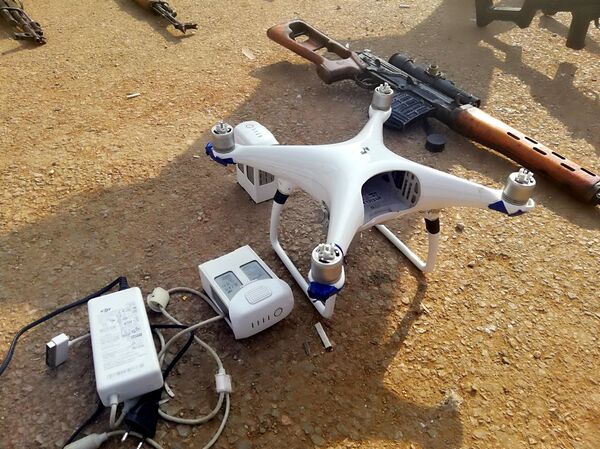 قوى الأمن السورية تعثر على مستودع يحوي كميات كبيرة من الأسلحة المتنوعة، بينها طائرات من دون طيار، من مخلفات المجموعات الإرهابية المسلحة، خلال عمليات التمشيط في مزارع درعا البلد - سبوتنيك عربي