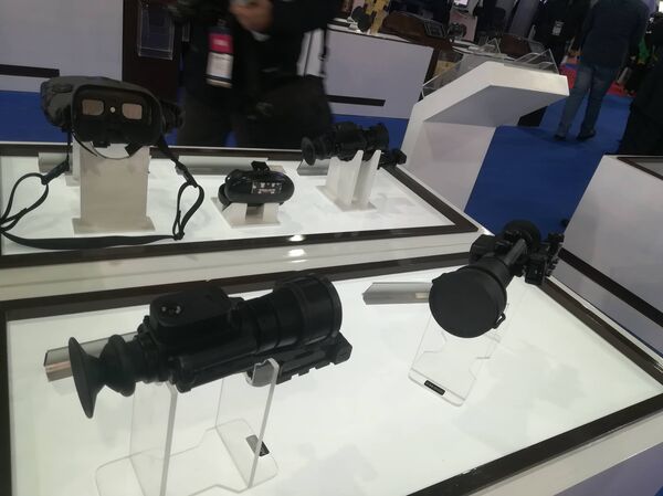 أجهزة مراقبة تنتجها الشركة العربية للبصريات في معرض إيديكس 2018 في مصر - سبوتنيك عربي