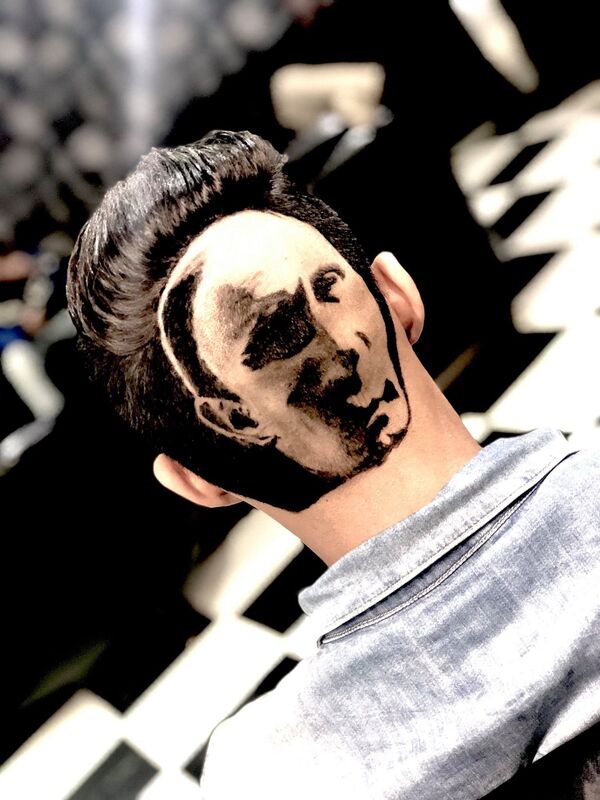 مصفف للشعر ليبي يقوم برسم الرئيس الروسي فلاديمير بوتين - سبوتنيك عربي