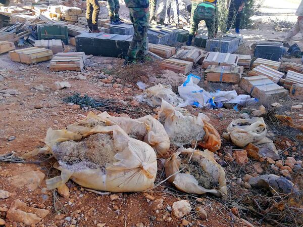 الأمن السوري يضبط أنفاقا ومستودعي أسلحة وصواريخ على الحدود مع الأردن - سبوتنيك عربي