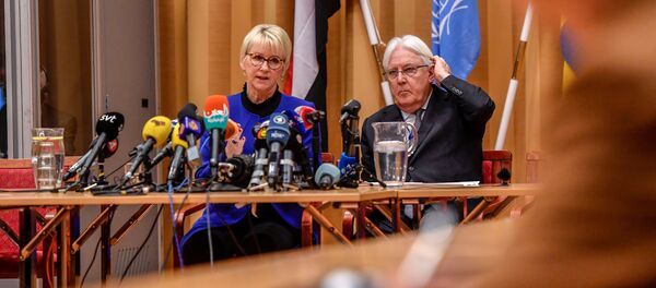 المبعوث الأممي إلى اليمن، مارتن غريفيث، ووزيرة خارجية السويد، مارغو إليزابيث والستروم، أثناء الجلسة الافتتاحية للمحادثات اليمنية في السويد - سبوتنيك عربي