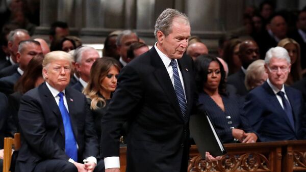 الرئيس الأمريكي الأسبق جورج بوش الأب في جنازة والده الرئيس الأمريكي الأسبق جورج بوش الأب في كاتدرائية واشنطن الوطنية، 5 ديسمبر/كانون الأول 2018 - سبوتنيك عربي
