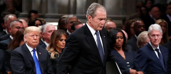 الرئيس الأمريكي الأسبق جورج بوش الأب في جنازة والده الرئيس الأمريكي الأسبق جورج بوش الأب في كاتدرائية واشنطن الوطنية، 5 ديسمبر/كانون الأول 2018 - سبوتنيك عربي