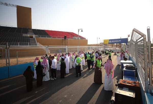 الإعلاميين خلال الجولة في حلبة الفورمولا إي في السعودية - سبوتنيك عربي