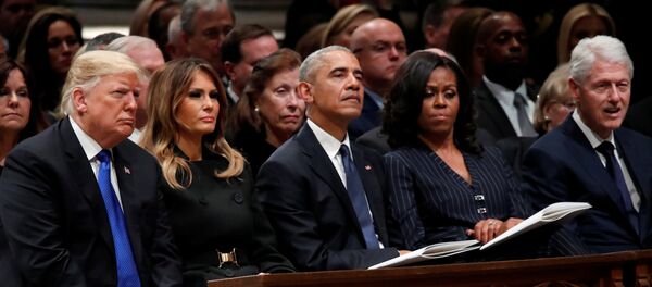 ميشيل أوباما مع زوجها باراك أوباما يجلسان بجوار ميلانيا ترامب والرئيس الأمريكي دونالد ترامب في جنازة جورج بوش الأب في كاتدرائية واشنطن الوطنية، 5 ديسمبر/كانون الأول 2018 - سبوتنيك عربي