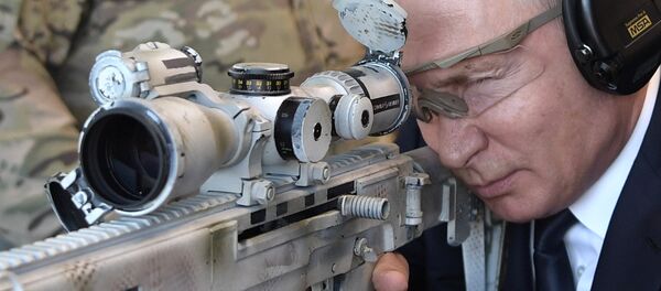 الرئيس الروسي فلاديمير بوتين يجرّب بندقية قنص تشوكافين - سبوتنيك عربي