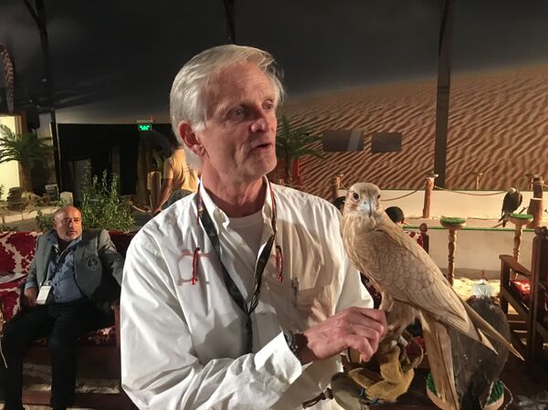 الصقار الألماني يشارك في معرض الصقور في السعودية - سبوتنيك عربي