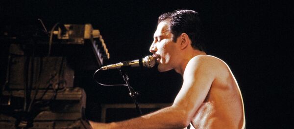 A file picture taken on September 18, 1984 showing Rock star Freddie Mercury, lead singer of the rock group Queen, during a concert at the Palais Omnisports de Paris Bercy - سبوتنيك عربي