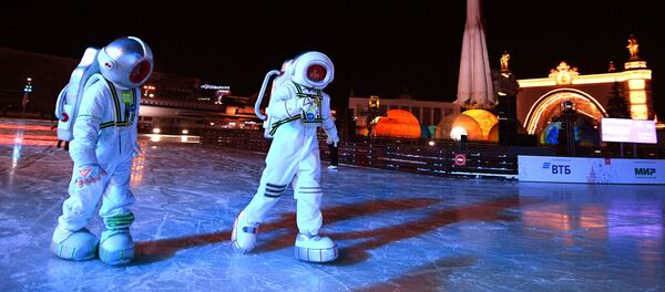 افتتاح أكبر حلبة تزلج مدينة الشتاء في حديقة في دي إن خا في موسكو - سبوتنيك عربي