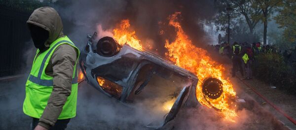 السترات الصفراء - مظاهرات و احتجاجات باريس ضد ارتفاع أسعار البنزين، والمطالبة بخفض ضريبة المحروقات، ديسبمر/ كانون الأول 2018 السترات الصفراء - مظاهرات و احتجاجات باريس ضد ارتفاع أسعار البنزين، والمطالبة بخفض ضريبة المحروقات، ديسبمر/ كانون الأول 2018 - سبوتنيك عربي