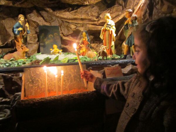 أجواء الميلاد من داخل أكبر مغارة دمشقية لولادة السيد المسيح - سبوتنيك عربي