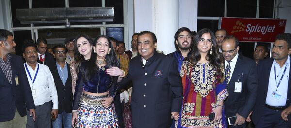 موكيش أمباني الميلياردير الهندي مع ابنته - سبوتنيك عربي