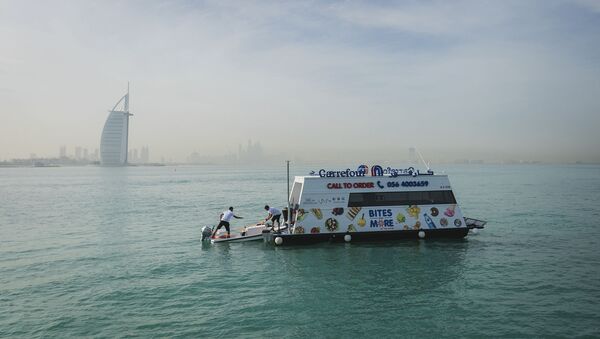 افتتاح أول سوبرماركت عائم في دبي - سبوتنيك عربي