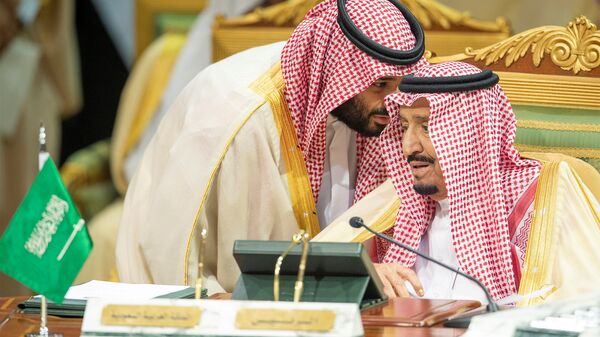 العاهل السعودي الأمير محمد بن سلمان يتحدث إلى العاهل السعودي الملك سلمان بن عبد العزيز آل سعود في افتتاح القمة الخليجية الـ 39 في الرياض، 9 ديسمبر/كانون الأول 2018 - سبوتنيك عربي