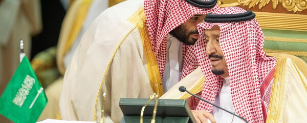 العاهل السعودي الأمير محمد بن سلمان يتحدث إلى العاهل السعودي الملك سلمان بن عبد العزيز آل سعود في افتتاح القمة الخليجية الـ 39 في الرياض، 9 ديسمبر/كانون الأول 2018 - سبوتنيك عربي