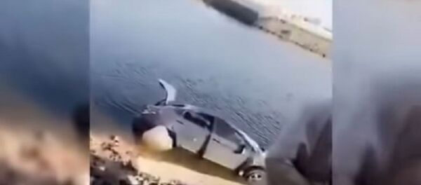 فتاة سعودية تسقط من أعلى جسر بسيارتها فتاة سعودية تسقط من أعلى جسر بسيارتها - سبوتنيك عربي