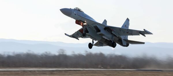 مقاتلات سو-35 إس التابعة لفرقة الاشتعراض الجوي سوكولي روسيي (صقور روسيا) في مطار القاعدة الجوية سينترالنايا أوغلافايا في فلاديفوستوك، الروسية - سبوتنيك عربي