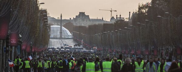 مظاهرات السترات الصفراء، احتجاجت في باريس، فرنسا ديسمبر/ كانون الأول 2018 - سبوتنيك عربي