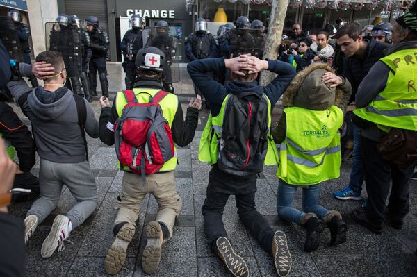 مظاهرات السترات الصفراء، احتجاجت في باريس، فرنسا ديسمبر/ كانون الأول 2018 - سبوتنيك عربي