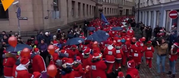 فعالية خيرية... مسيرة بابا نويل في مدينة ريغا - سبوتنيك عربي