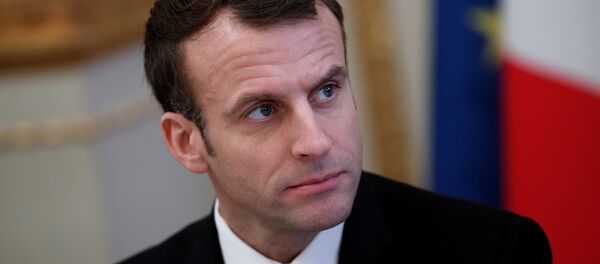 الرئيس الفرنسي إيمانويل ماكرون خلال اجتماع حول موضوع أزمة السترات الصفراء في باريس، 10 ديسمبر/ كانون الأول 2018 - سبوتنيك عربي