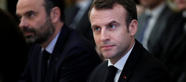 الرئيس الفرنسي إيمانويل ماكرون خلال اجتماع حول موضوع أزمة السترات الصفراء في باريس، 10 ديسمبر/ كانون الأول 2018 - سبوتنيك عربي