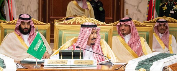 العاهل السعودي الملك سلمان بن عبد العزيز آل سعود وخلفة ولي العهد الأمير محمد بن سلمان في افتتاح القمة الخليجية الـ 39 في الرياض، 9 ديسمبر/كانون الأول 2018 - سبوتنيك عربي