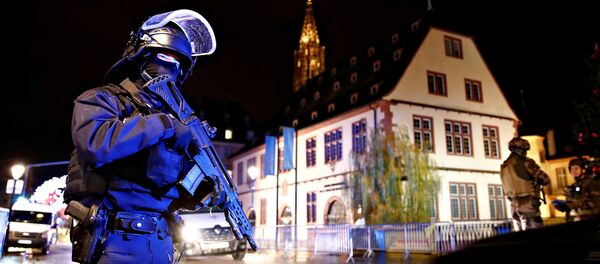 قوات الأمن الفرنسة في أثناء تأمين منطقة يجري فيها البحث عن المشتبه به بإطلاق النار في مدينة  ستراسبورج - سبوتنيك عربي