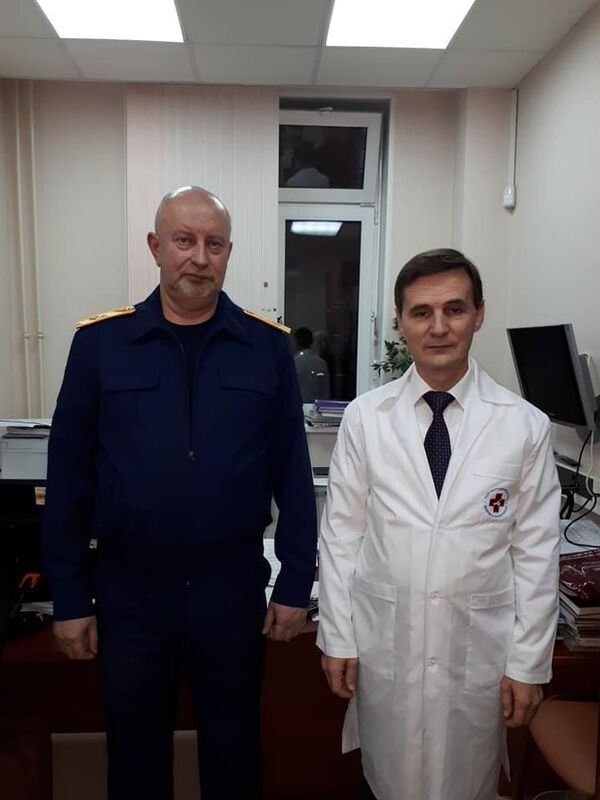 مدير مركز المعالجة  المستعجلة لكسور وجروح الأطفال الناجمة عن الحروب والكوارث البروفيسور فاليري ميتيش، والفريق المفوض جنرال مايور إيغور فيدوروفيتش ممثل لجنة البحث وإستقصاء الحقائق في الإتحاد الروسي - سبوتنيك عربي
